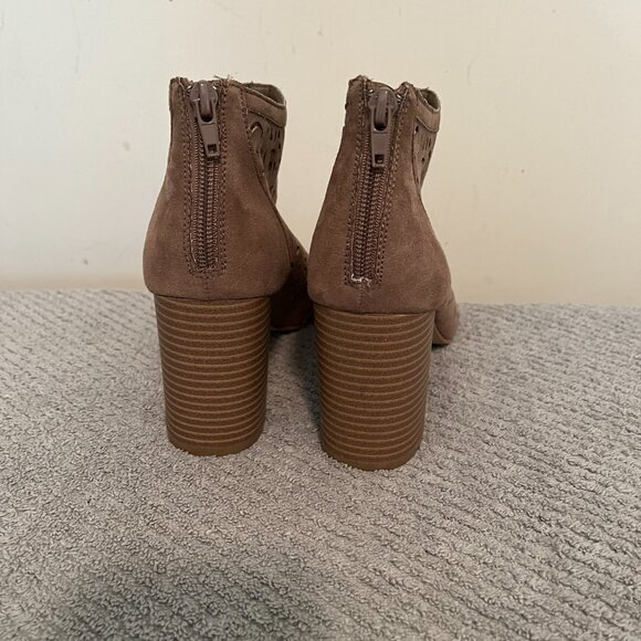 Shoes - Picture 4 of 5